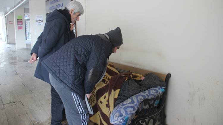 Şanlıurfa'da Evsiz Adamın Buz Gibi Havada Bankta Yaşam Savaşı