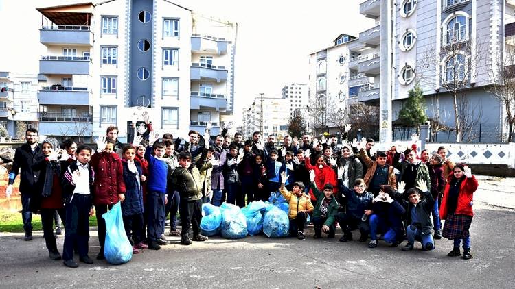 Siverek'te Öğretmen ve Öğrencilerden Örnek Davranış