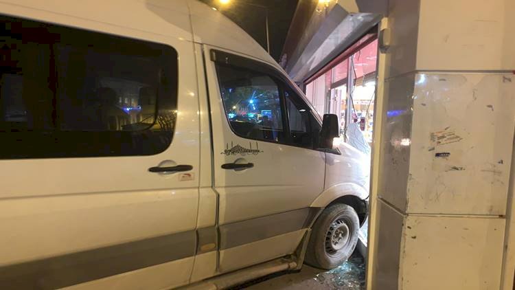 Birecik'te Dalgın Sürücünün Minibüsü İş Yerine Daldı