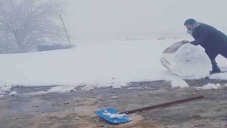 Damdaki Karı Kürek Yerine Bakın Neyle Temizledi
