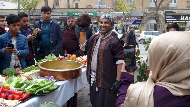 Urfalılar Soğuk Havaya Aldırış Etmeden Çiğköfte Sırasına Girdi