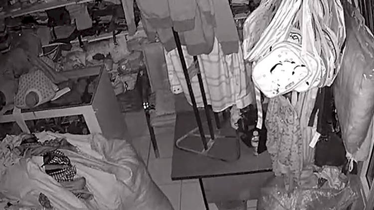 Deprem Şanlıurfa'daki Bir Mağazanın Güvenlik Kamerasına Yansıdı