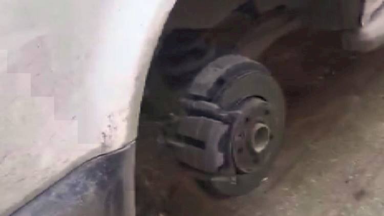 Depremden Sonra Araçların Lastiğini Kesen Şahıs Kameralara Yakalandı
