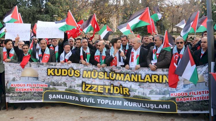 Urfa'da STK'lar Cuma Namazı Çıkışında ABD ve İsrail'i Protesto Etti