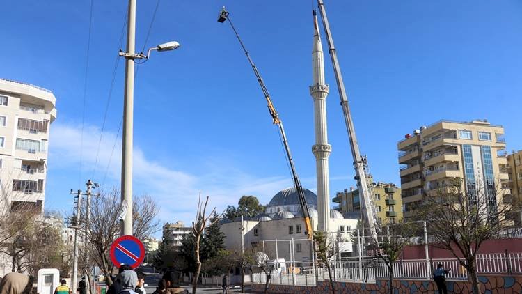 Karaköprü'de Depremden Etkilenen Minare Yıkıldı