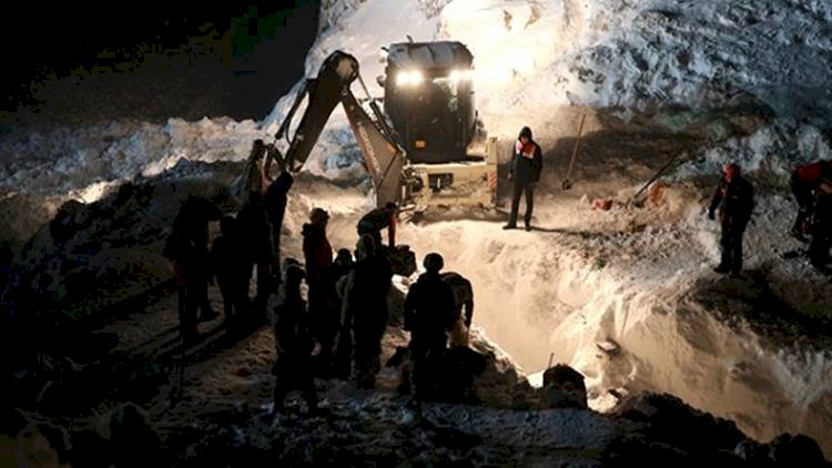 Van'da Yolcu Minibüsü Üzerine Çığ Düştü 5 Ölü 7 Yaralı