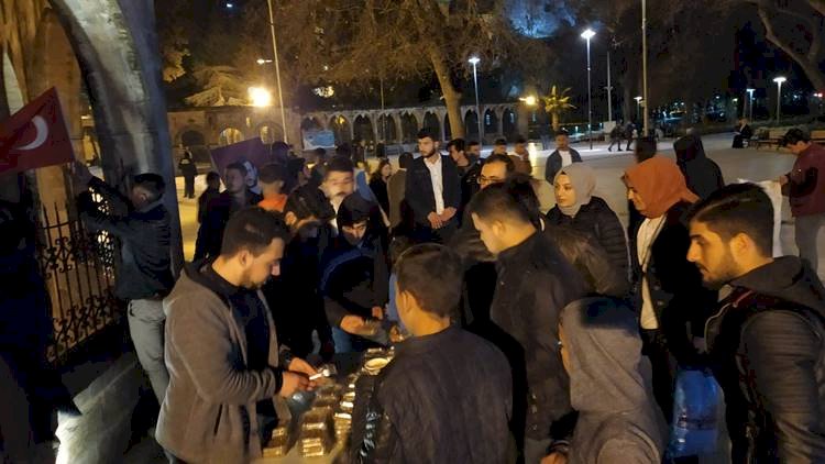 İYİ Parti Gençlik Kolları Fırat Çakıroğlu İçin Helva Dağıttı