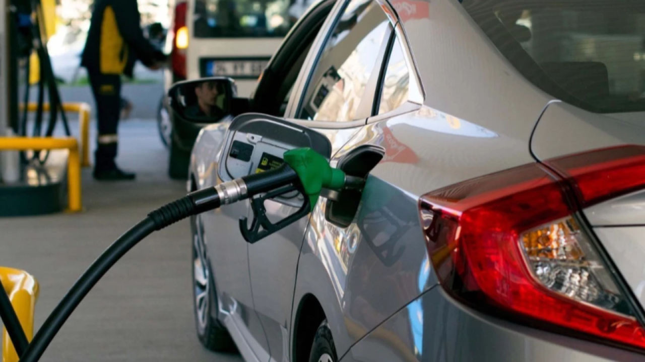Akaryakıt fiyatları yarın değişecek: Benzine indirim geliyor
