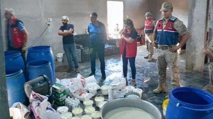 Akçakale’de 1,5 ton bozuk süt imha edildi