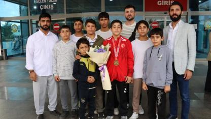 Balkan şampiyonu memleketi Şanlıurfa’da coşkuyla karşılandı