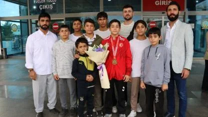 Balkan şampiyonu memleketi Şanlıurfa’da coşkuyla karşılandı