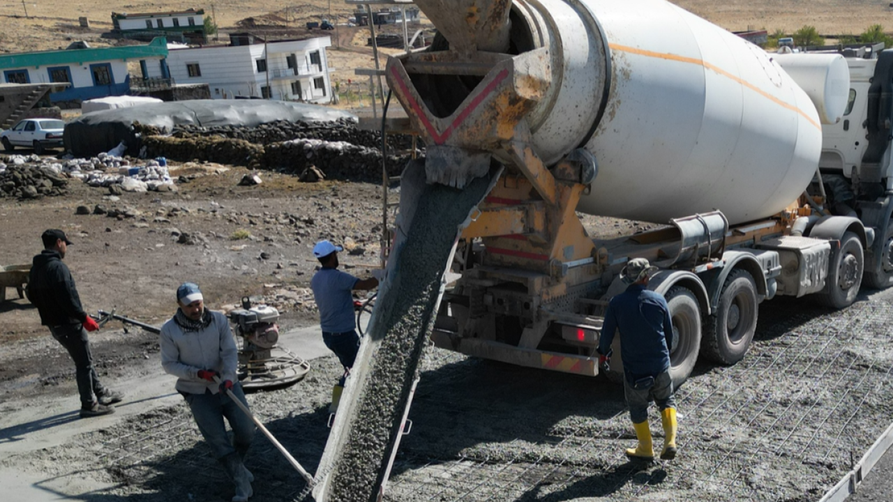 Büyükşehir, Siverek’te beton yol yapımına başladı
