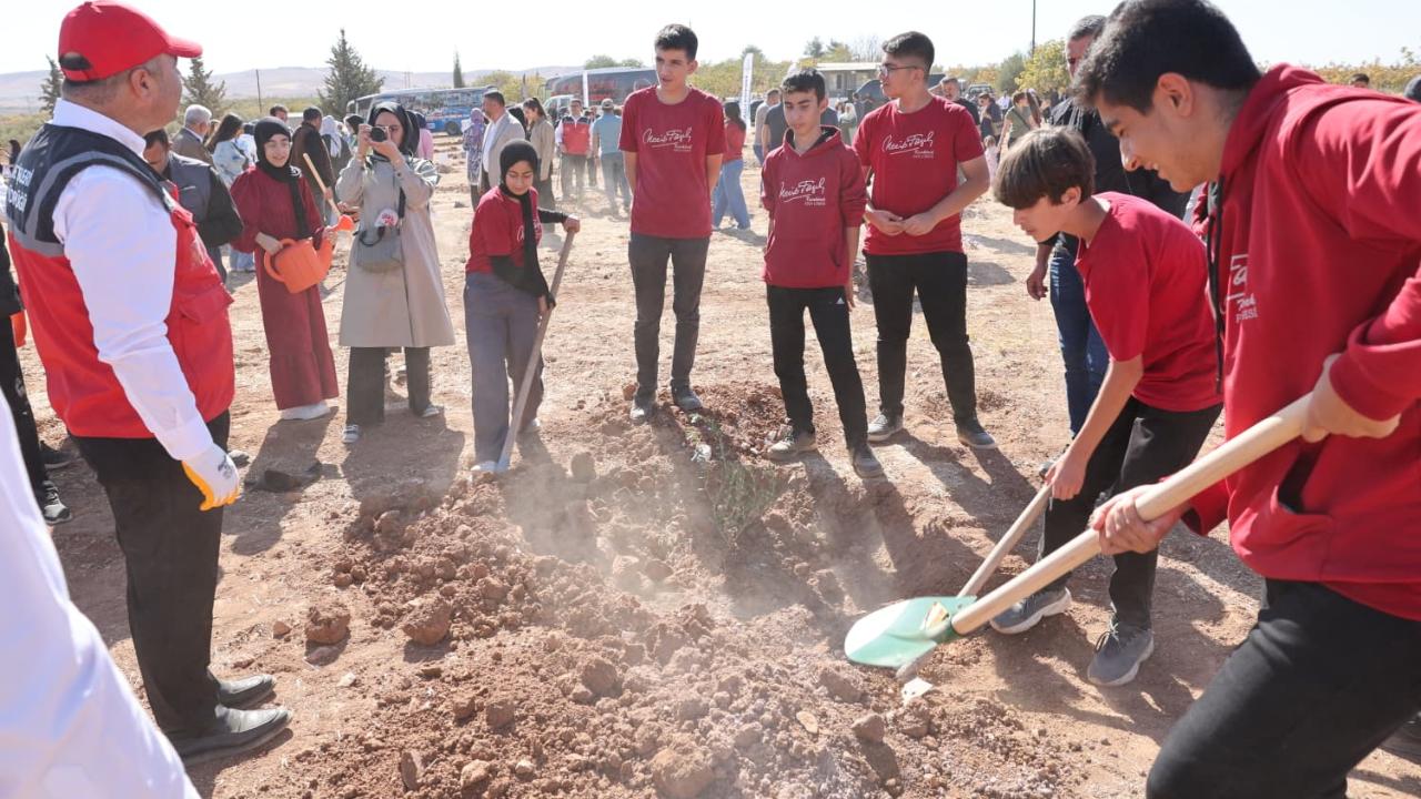 Karaköprü’de 5 bin fidan toprakla buluştu