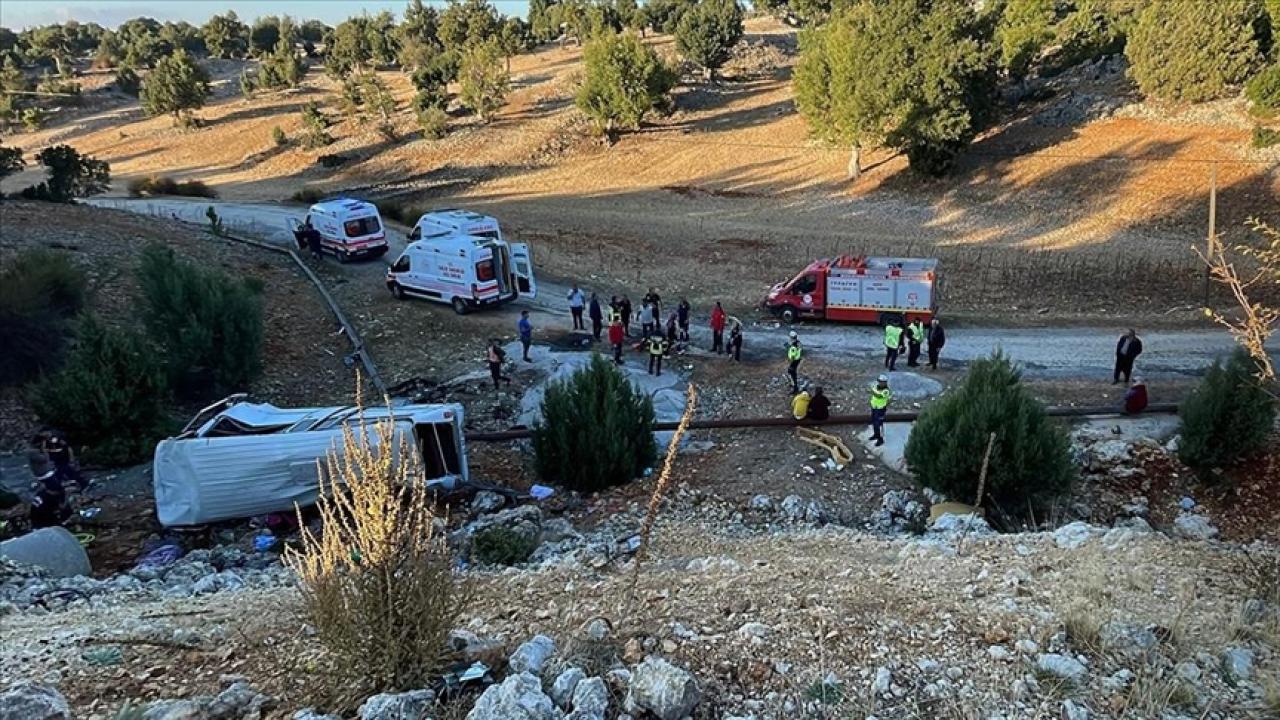 Mersin&#039;de işçi servisi şarampole devrildi: 5 ölü, 14 yaralı