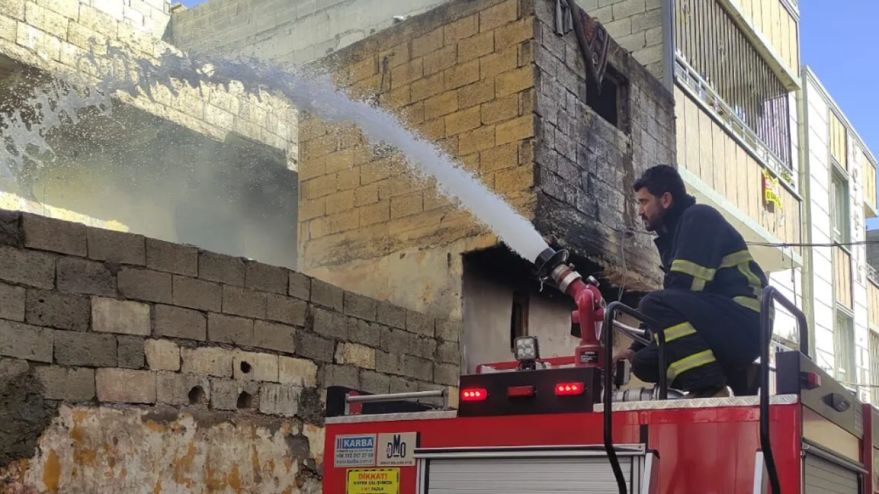 Şanlıurfa’da metruk bina alevlere teslim oldu