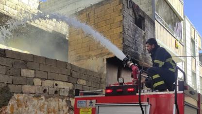 Şanlıurfa’da metruk bina alevlere teslim oldu