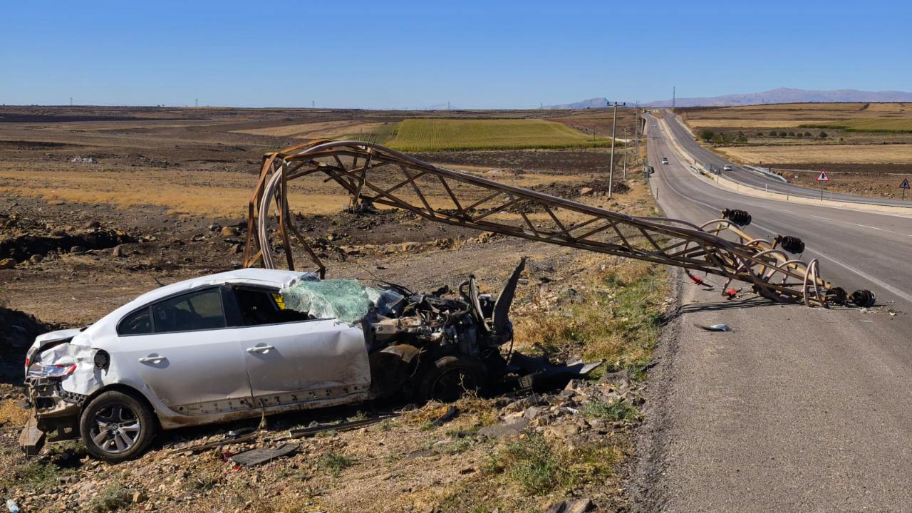 Şanlıurfa&#039;da otomobil elektrik direğine çarptı: 1 yaralı