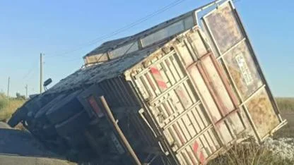 Şanlıurfa’da pamuk yüklü kamyon devrildi: 1 yaralı