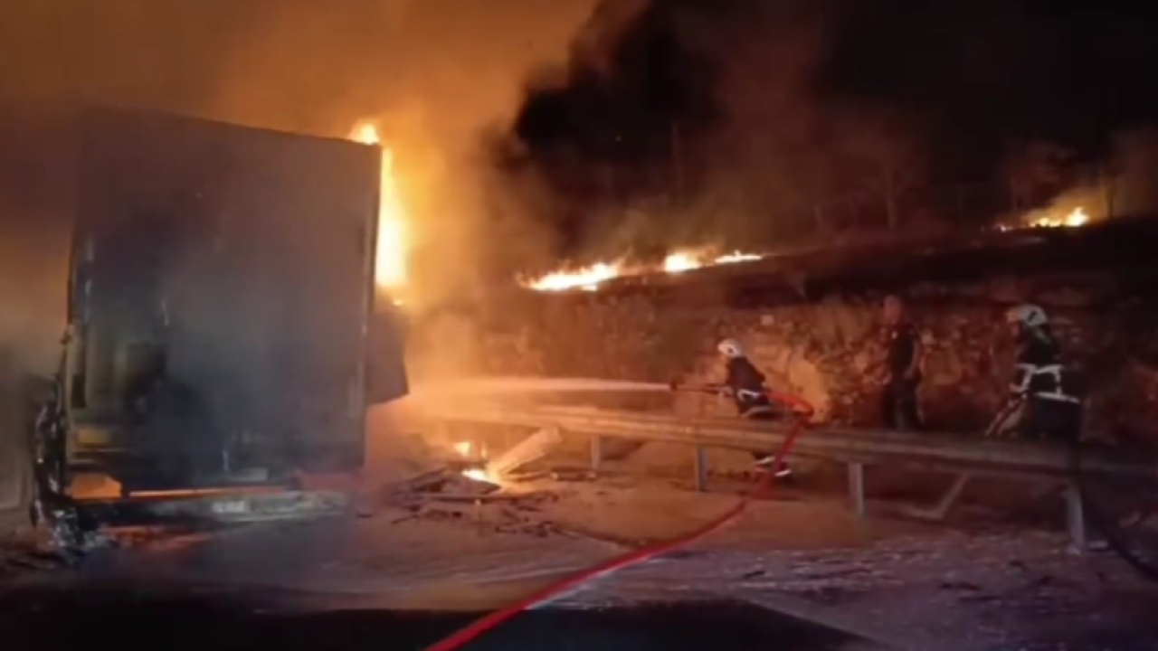 Şanlıurfa&#039;da televizyon dolu TIR alev alev yandı