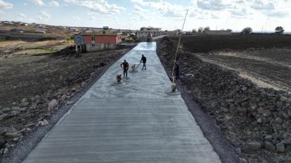 Siverek kırsalında beton yol çalışmaları sürüyor