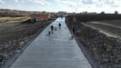 Siverek kırsalında beton yol çalışmaları sürüyor