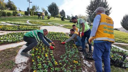 400 bin mevsimlik çiçek toprakla buluşuyor
