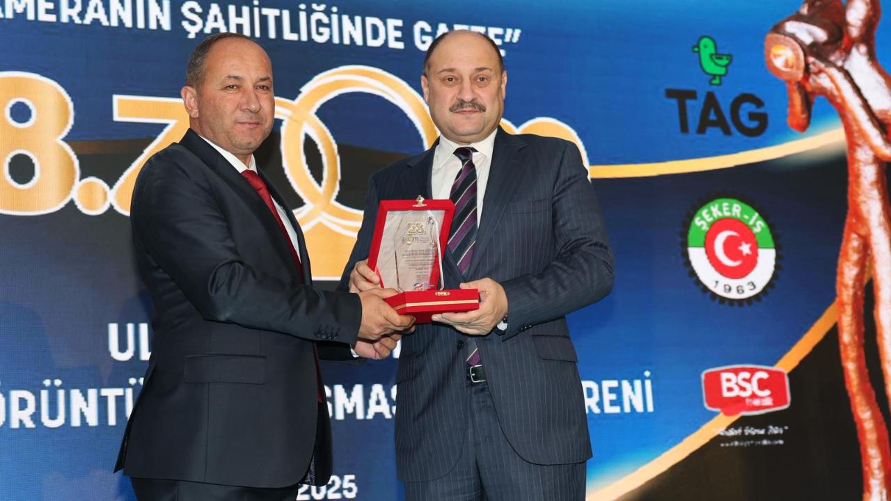 Başkan Gülpınar’a Yılın en şeffaf belediye başkanı ödülü