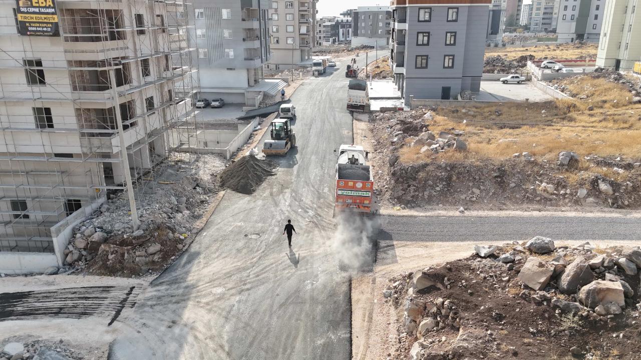 Batıkent’te yeni yollarda sathi asfalt kaplama yapılıyor