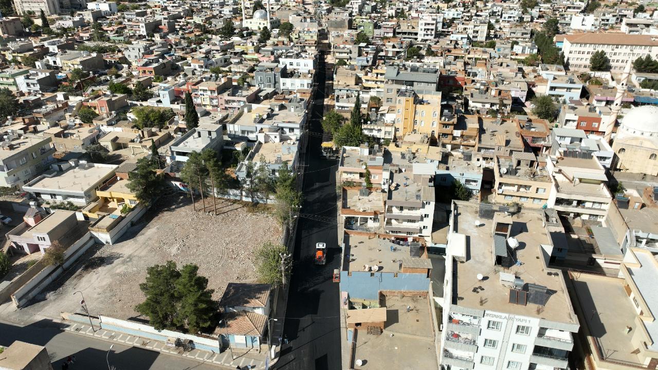 Büyükşehir, Ceylanpınar’da asfalt çalışmalarını sürdürüyor