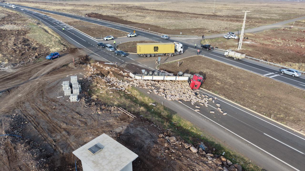 Diyarbakır-Şanlıurfa kara yolunda tır devrildi