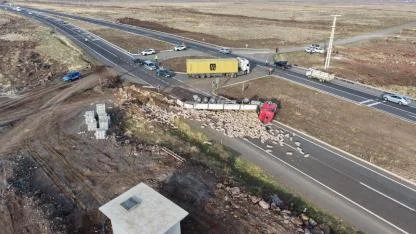 Diyarbakır-Şanlıurfa kara yolunda tır devrildi