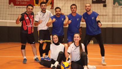 Karaköprü'de öğretmenler voleybol sahasında buluşuyor