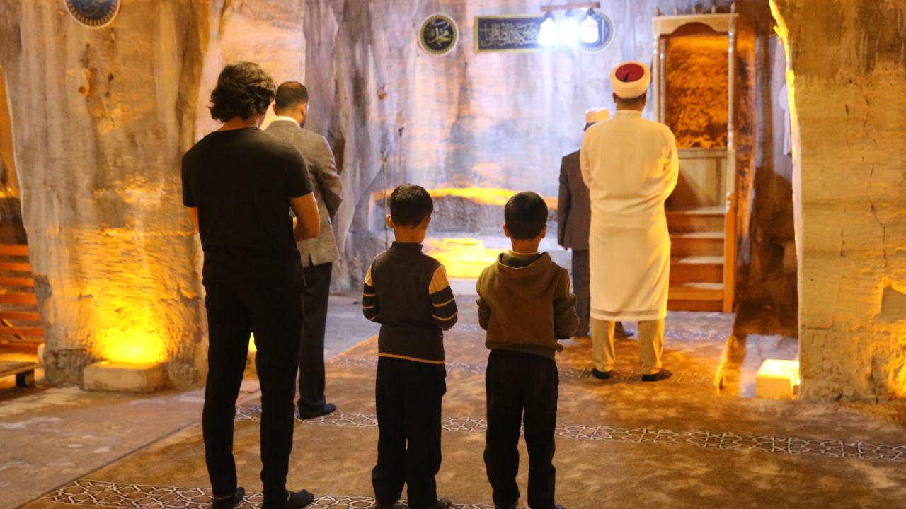 Kayadan oyma tarihi Mağara Camisi, ziyaretçilerini bekliyor