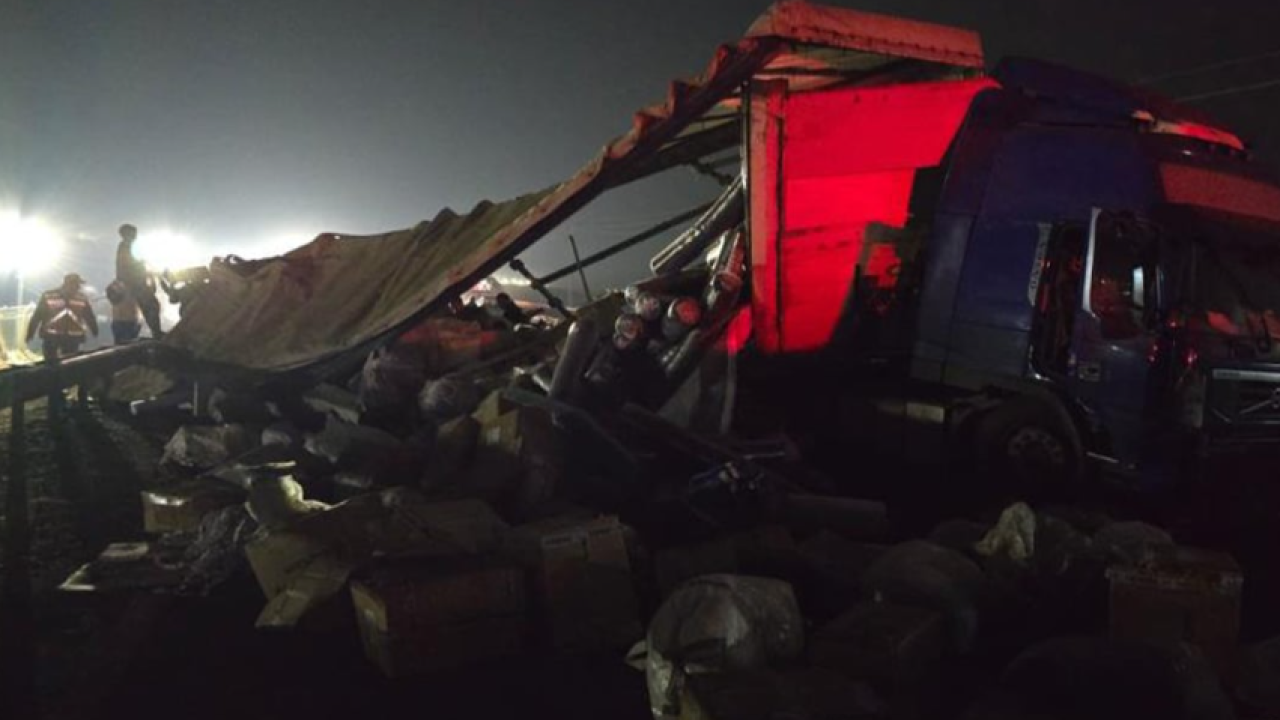 Şanlıurfa-Diyarbakır karayolunda tır devrildi: 1 yaralı