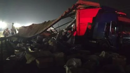 Şanlıurfa-Diyarbakır karayolunda tır devrildi: 1 yaralı