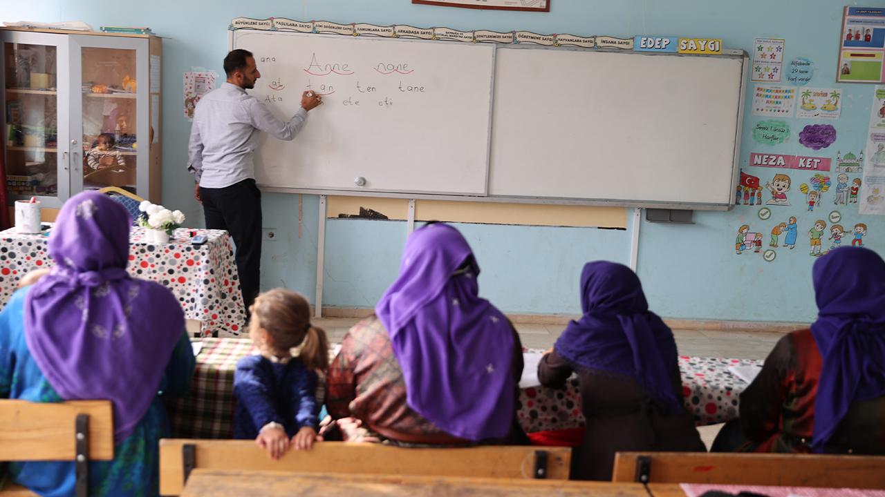 Şanlıurfa&#039;da anneler çocuklarıyla aynı sıralarda okuma yazma öğreniyor