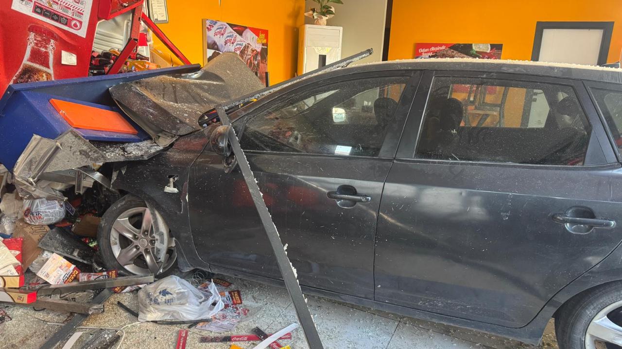 Şanlıurfa&#039;da kontrolden çıkan otomobil dönerci dükkanına girdi