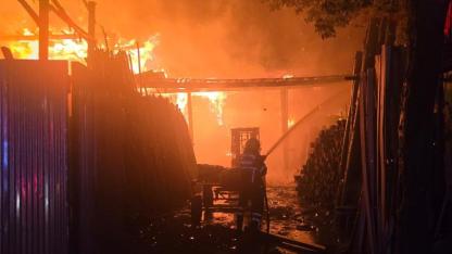 Şanlıurfa'da marangoz atölyesinde çıkan yangın söndürüldü