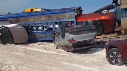 Şanlıurfa’da otomobil yüklü tır devrildi: 1 yaralı