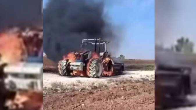 Şanlıurfa'da pamuk tarlasında traktör alev alev yandı