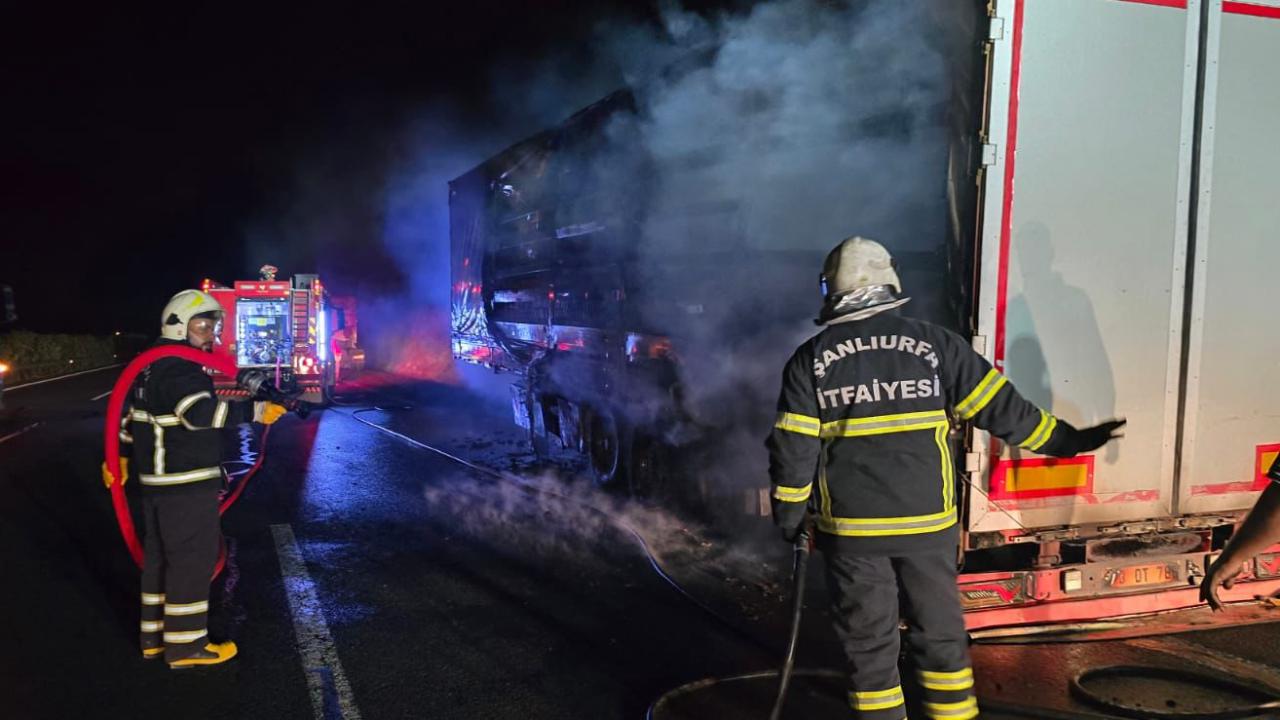 Şanlıurfa’da TIR alev alev yandı