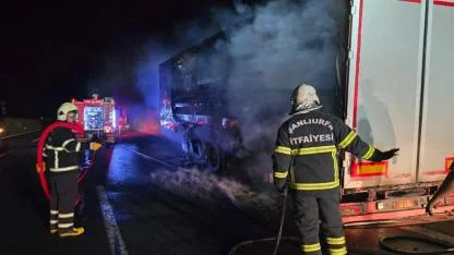 Şanlıurfa’da salça yüklü TIR alev alev yandı