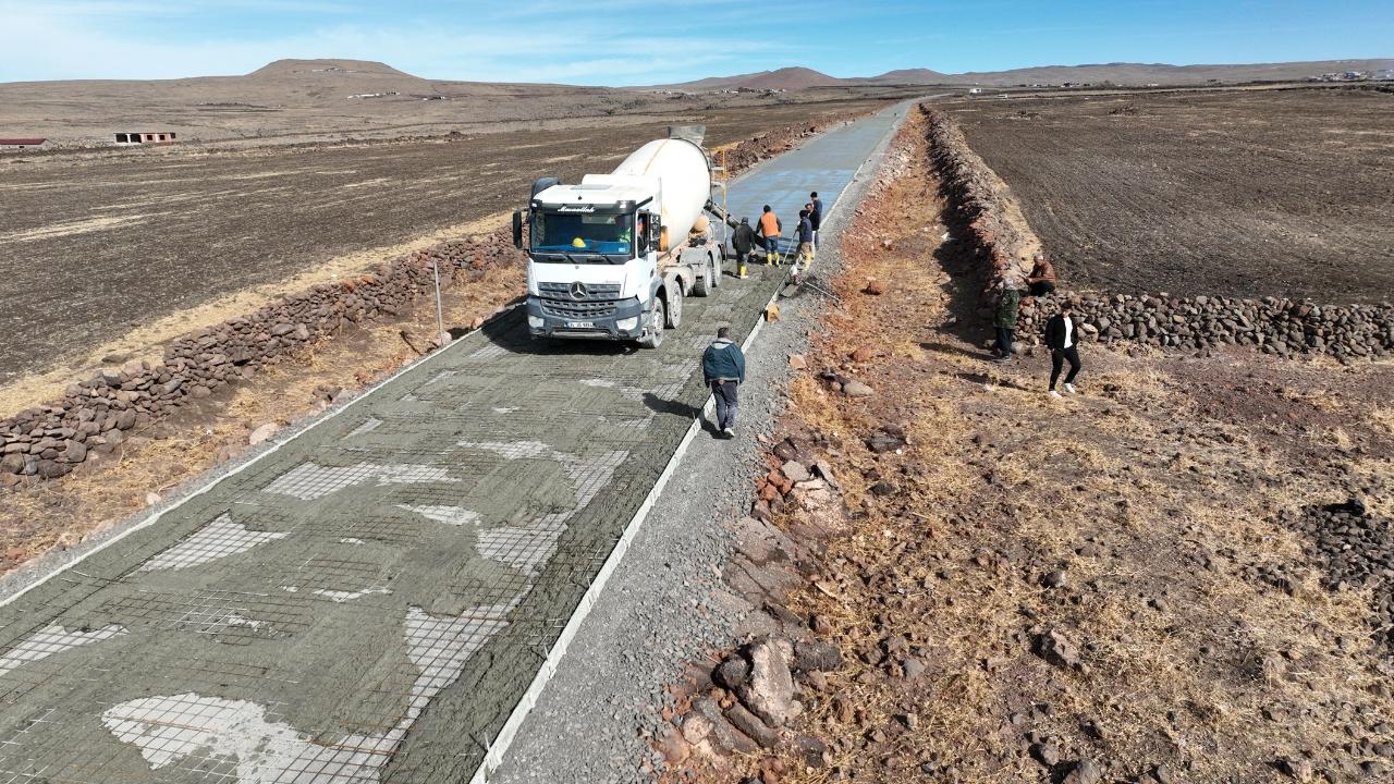 Siverek kırsalında 12 km&#039;lik yol beton kaplama ile yenilendi
