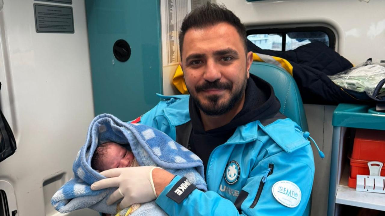 Ambulansta doğum yapan anne, bebeğine sağlıkçının adını verdi