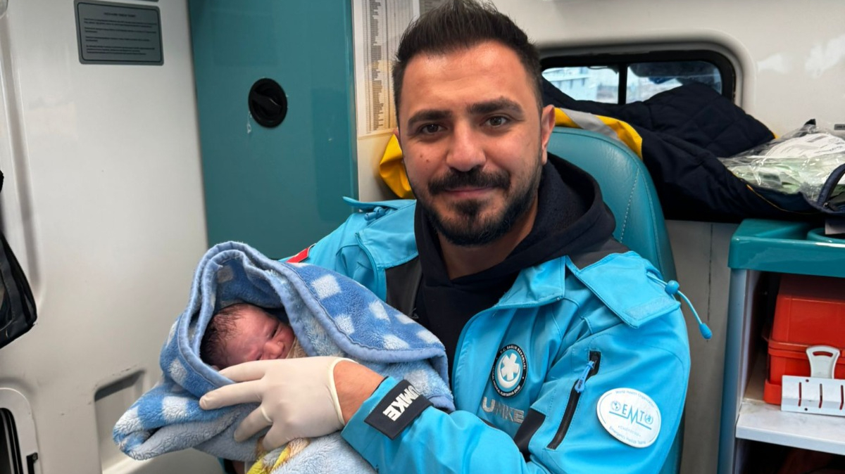 Ambulansta doğum yapan anne, bebeğine sağlıkçının adını verdi