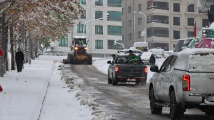 Başkan Çiftçi, karla mücadele çalışmalarını yerinde denetledi