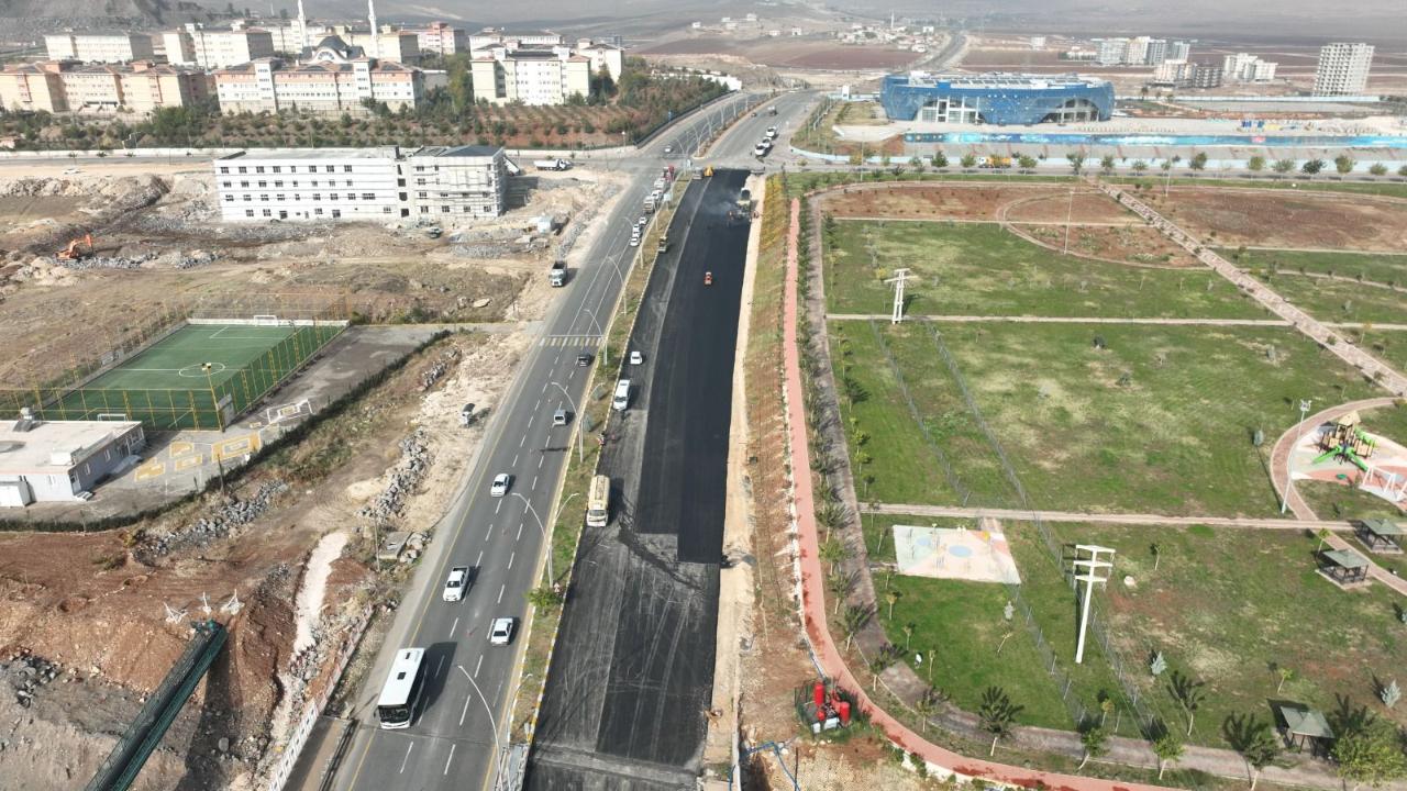 Büyükşehir, kentte yol yapım çalışmalarını sürdürüyor