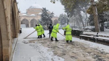 Eyyübiye’de kar küreme çalışmaları sürüyor