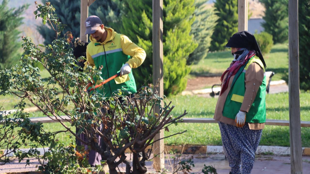 Karaköprü’deki parklarda bakım çalışması yapılıyor