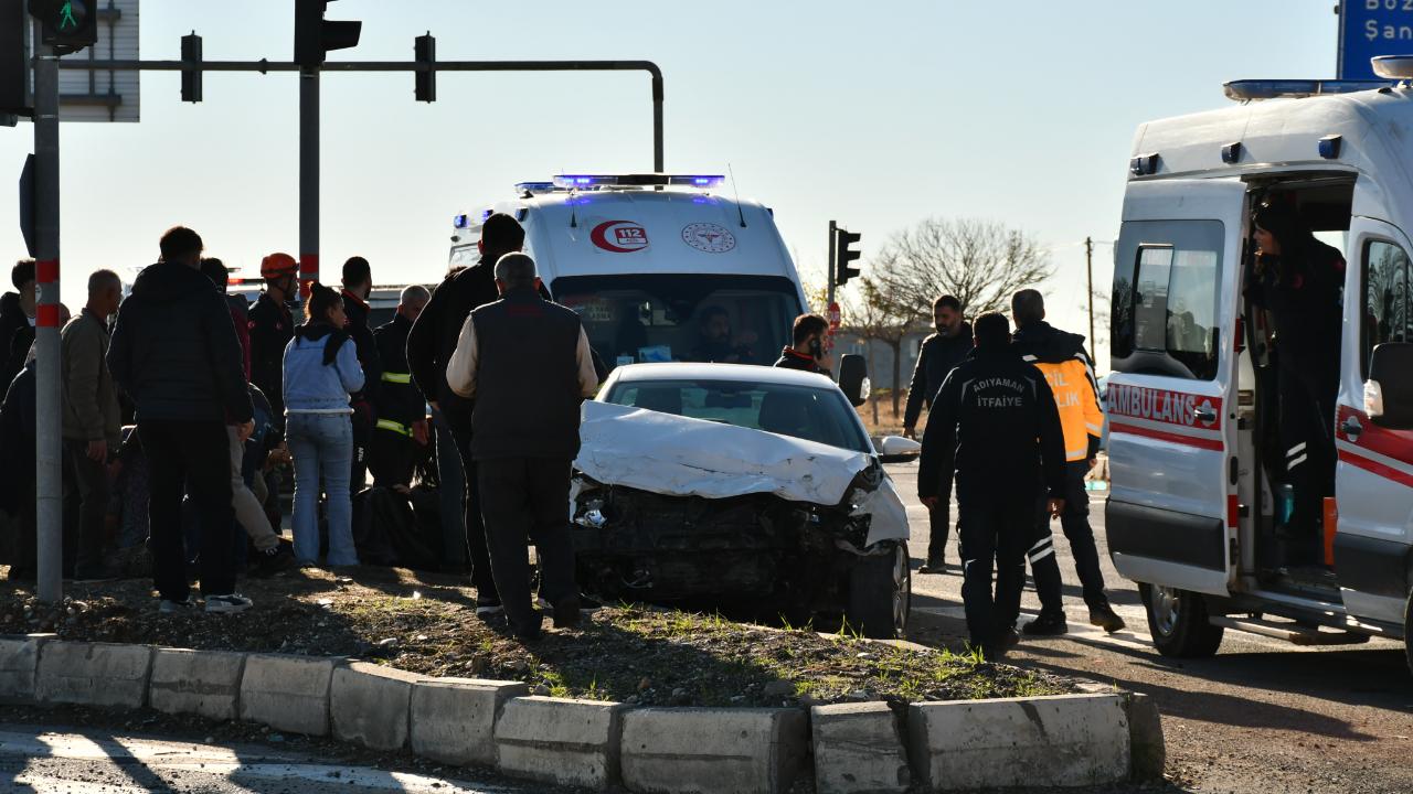 Şanlıurfa-Adıyaman yol ayrımında iki otomobil çarpıştı: Yaralılar var
